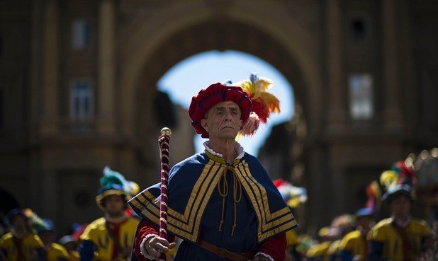 Мъже в традиционни облекла обикалят из Флоренция преди началото на фниалния мач, който се провежда на 24 юни всяка година.