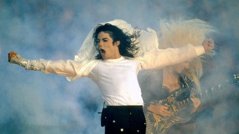 9. 1993 г., Лунната походка.
Кралят на попмузиката направи коронния си номер. Сред невероятен дим и пиротехника Майкъл Джексън взриви Америка със спектакъла си.
Заобиколен от 3500 деца на сцената, Джако сложи истинското начало на мегашоутата в почивките на Супербоул.