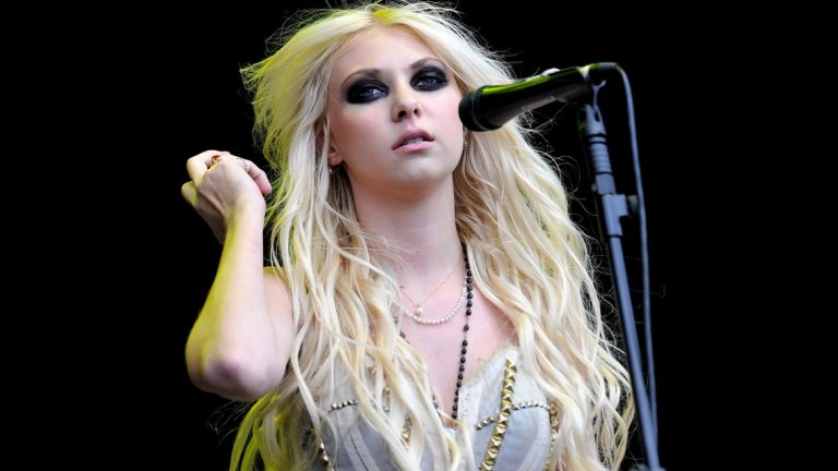 The Pretty Reckless (Тейлър Момсън) - Take Me Down
Бившата актриса и модел направи интересен завой към рока с The Pretty Reckless. Може да се поспори доколко успешно беше това, тъй като бандата в никакъв случай няма да оглави музикална революция. Но не се и опитва. Момсън и компания създават рок, повлиян от собствените им идоли от 80-те и 90-те, който за някои слушатели е достатъчно слушаем. А готвят и нов албум, който ще излезе през тази година.