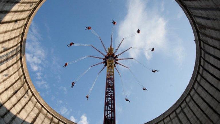 На охладителната кула посетителите могат да демонстрират катераческите си умения или да се повъртят на въртележката
