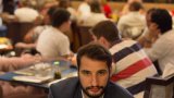 Той е Станислав, известен повече като Касчийски, @ssk или "местният нормален" в онлайн-средата. На 26 години е и рядко можете да го срещнете без телефон в ръка.