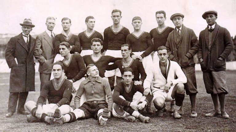 Докато първият стадион – „Камо Тестакио“, се строи, през първите две години от съществуването си Рома играе на „Мотовелодомо Апио“. Съставът е формиран от футболисти от трите слети отбора, но повечето от играчите, включително и капитанът Атилио Ферарис, идват от Фортитуде.

