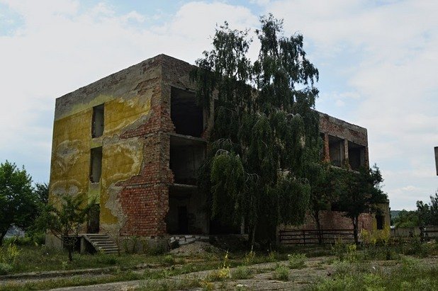Административната сграда - жалка останка от минала епоха