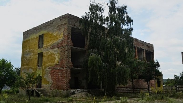 Административната сграда - жалка останка от минала епоха