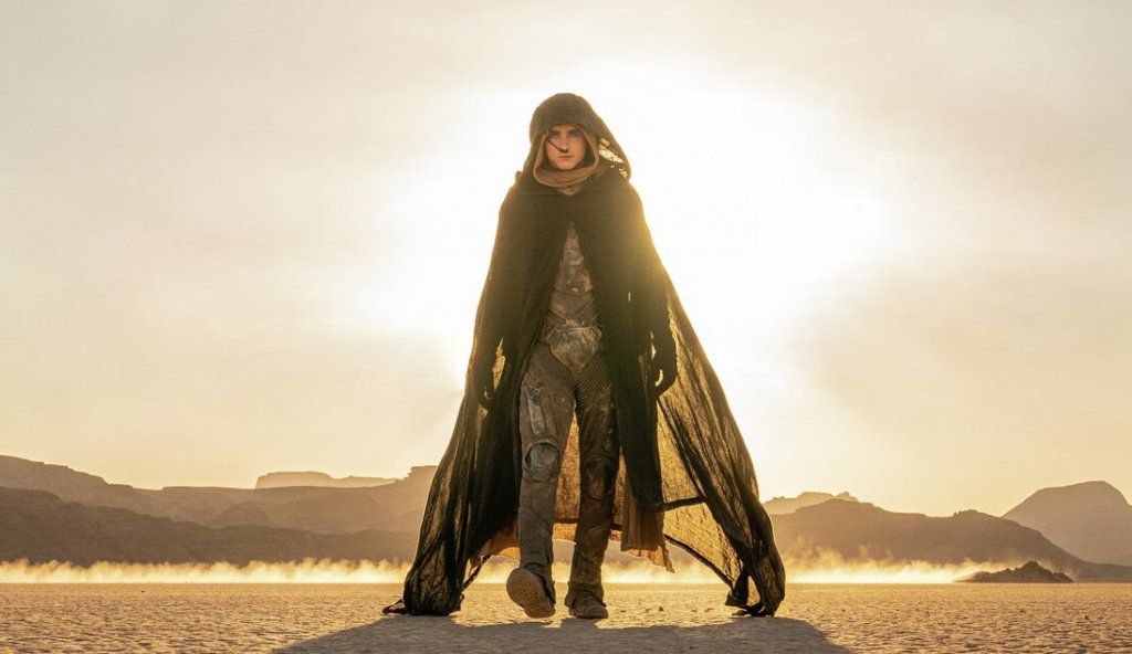 “Дюн: Част втора”
Най-големият подарък за киното тази година дойде от виртуоза Дени Вилньов. Режисьорът надмина себе си с продължението на “Дюн”, доставяйки зрелище, което е удоволствие да се гледа. Във втората част на фантастичния епос виждаме Пол Атреидски (Тимъти Шаламе), който се приспособява към новия си живот на Аракис. 
Пол се учи да ходи в пустинята и да язди пустинни червеи, като по този начин се опитва си спечели уважението на фремените. Но част от местните виждат в него Месията, който ще ги освободи от тиранията на династията Харконен, и го гледат с надежда за сбъдване на старото пророчество.