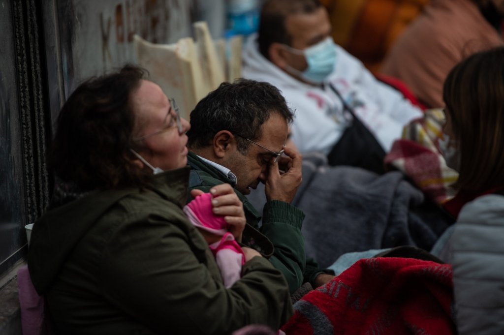 Жители на Измир чакат новини за близките си.