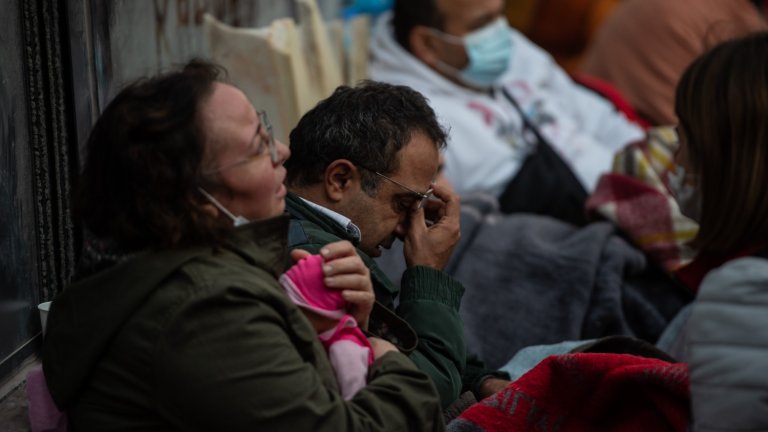 Жители на Измир чакат новини за близките си.