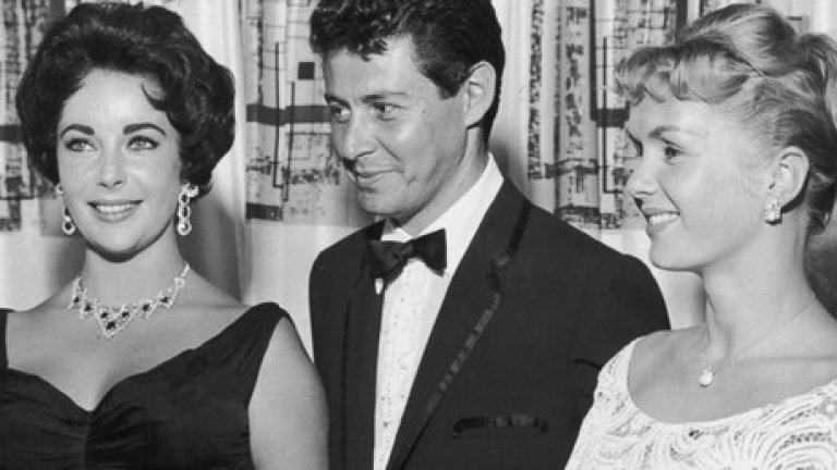 Любовният триъгълник на Елизабет Тейлър
Помните ли истерията около тройката Дженифър Анистън – Брад Пит – Анджелина Джоли? Ако се върнете в 50-те години обаче, Холивуд ще ви предложи още по-скандални истории. А Елизабет Тейлър определено участва поне в една от тях. Актрисата е известна с многобройните си сватби, но една от историите е особено скандална. 
Тейлър е женена за Майк Тод – театрален и филмов продуцент, който е много добър приятел с Еди Фишър и Деби Рейнолдс – които са толкова големи приятели, че са поканени на сватбата на Тейлър и Тод. През 1958-ма обаче Тод умира в самолетна катастрофа, оставяйки Тейлър опечалена и самотна. Тя се утешава в компанията на неговия най-добър приятел Еди Фишър... Докато Фишър не изоставя Деби Рейбълдс и двете им деца (едното от които ще се превърне в принцеса Леа от Междузвездни войни - Кери 
Фишър). Неговият последвал брак с Лиз Тейлър опеделено оставя доста разбити сърца.