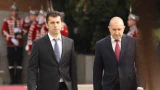 Правителството на Кирил Петков падна и той сякаш е решил да свали ръкавиците