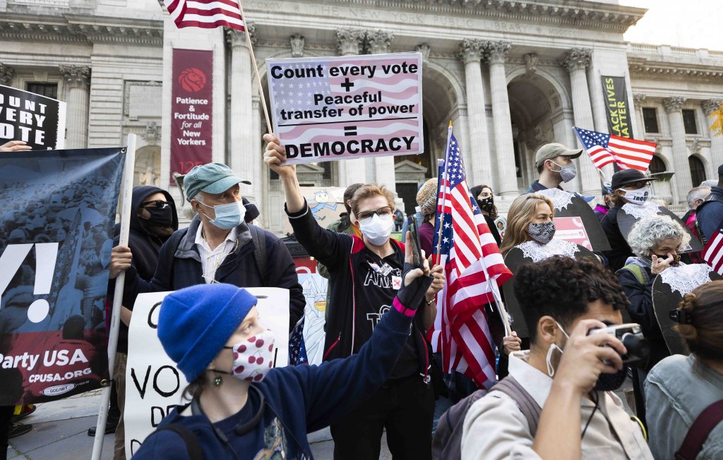 Демонстранти се събраха на стълбите на Нюйоркската обществена библиотека с искане всеки глас на президентските избори ще бъде преброен.
