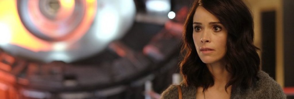 Timeless
Въпреки че започна още през 2016 г. на Timeless си заслужава да се обърне внимание. Отново следвайки вълната на пътувания във времето, този сериал успява да бъде досаден по един уникален, чисто американски начин. Историята разказва за млада университетска преподавателка по история, която е привикана от правителството да спре група престъпници, които са отвлекли машината на времето. Затова тя, един военен и един черен "шофьор" се качват на втората машина на времето и започват едно епично преследване с престъпниците. Междувременно се разкрива епичен заговор на хора, които искат да контролират историята на САЩ именно чрез тези машини на времето. Крайният резултат - един силно американски сериал, който вероятно ще тегавее дори на самите американци.