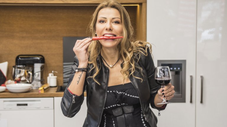 Домашно парти преди концерт: мирише на парфюм или на печено?