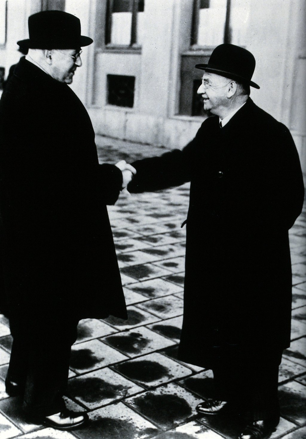 V0026258 Sir Henry Hallett Dale and Otto Loewi. Photograph.