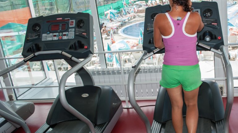 От фитнеса на клуба има прекрасен изглед към басейна