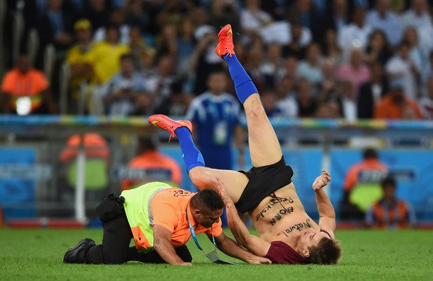 Четири години по-късно запалянко нахлу мощно на финала Германия - Аржентина, но бе спрян с прийом от ръгбито от един от стюардите.