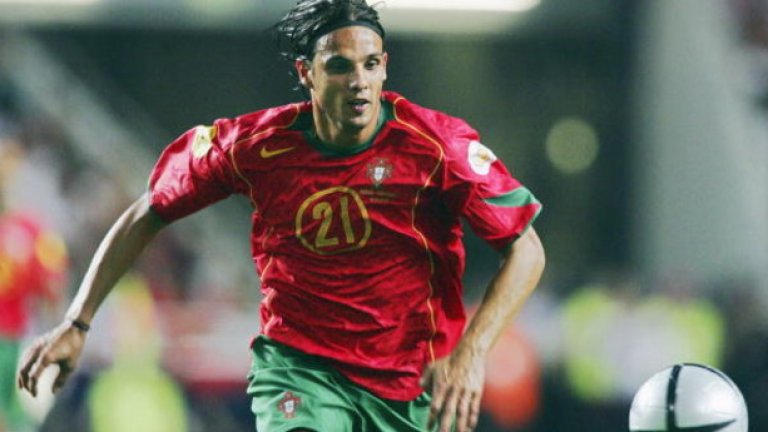 Драмата с дузпите в Донецк

Две десетилетия по-късно Португалия и Испания се падат в една група на Евро 2004. Отчаяно нуждаещите се от победа португалски домакини триумфират на стадион „Жозе Алваладе” със страхотен гол отдалеч на Нуно Гомеш, изпратил испанците у дома по-рано от предвиденото. Шест години по-късно на Световното в Южна Африка голът на Давид Вия в португалската врата изстрелва Испания към титлата. Полуфиналът на Евро 2012, който е и последното засега иберийско дерби, също завършва драматично – без гол на мача в Донецк и 4:2 за бъдещите първенци от Испания при дузпите. Португалците обаче имат повод да се перчат през есента на 2010 г., когато разгромяват световните шампиони с 4:0 в Лисабон, макар и мачът да е само приятелски.