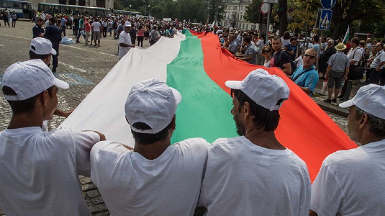 Автобуси стовариха подкрепата за властта