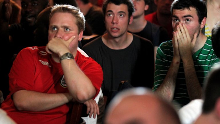 Каква радост, каква еуфория, какво вълнение. За седналите на дивана пред телевизора Пешо, Гошо и Сашо.  От другата страна на футболната превъзбуда стои невидимата жена, която не знае кой е Йозил и не я интересува.