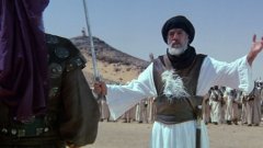 Около създаването на филма "Посланието" (1975 г.) има множество проблеми. Идеята за филм, разказващ за пророка Мохамед, среща яростен отпор от няколко религиозни организации и правителства. Разпалва гнева и на екстремисти, което в крайна сметка го обрича на провал.