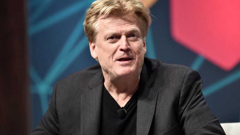 Бърн твърди, че е имал романтична връзка с Мария Бутина, за която е информирал ФБР още от 2015 г., и че е получавал инструкции от "мъжете в черно" (както той нарича агентите на контраразузнаването) да възстанови отношенията си с младата жена по време на разследването за руската намеса в политическите процеси в САЩ.