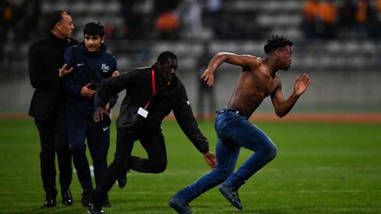 Това се случва за втори път в последните пет години, след като по време на Купата на африканските нации през 2012-а ракети, камъни, бутилки и пиратки полетяха към терена в Дакар, а Сенегал бе дисквалифициран.