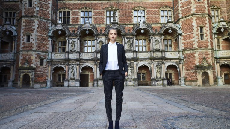 През 2017-а Кара пуска на пазара първия си роман - young adult произведението Mirror, Mirror. Книгата съдържа много автобиографични моменти и предлага поглед към интимния свят на Делевин - от депресията до нейната бисексуалност.