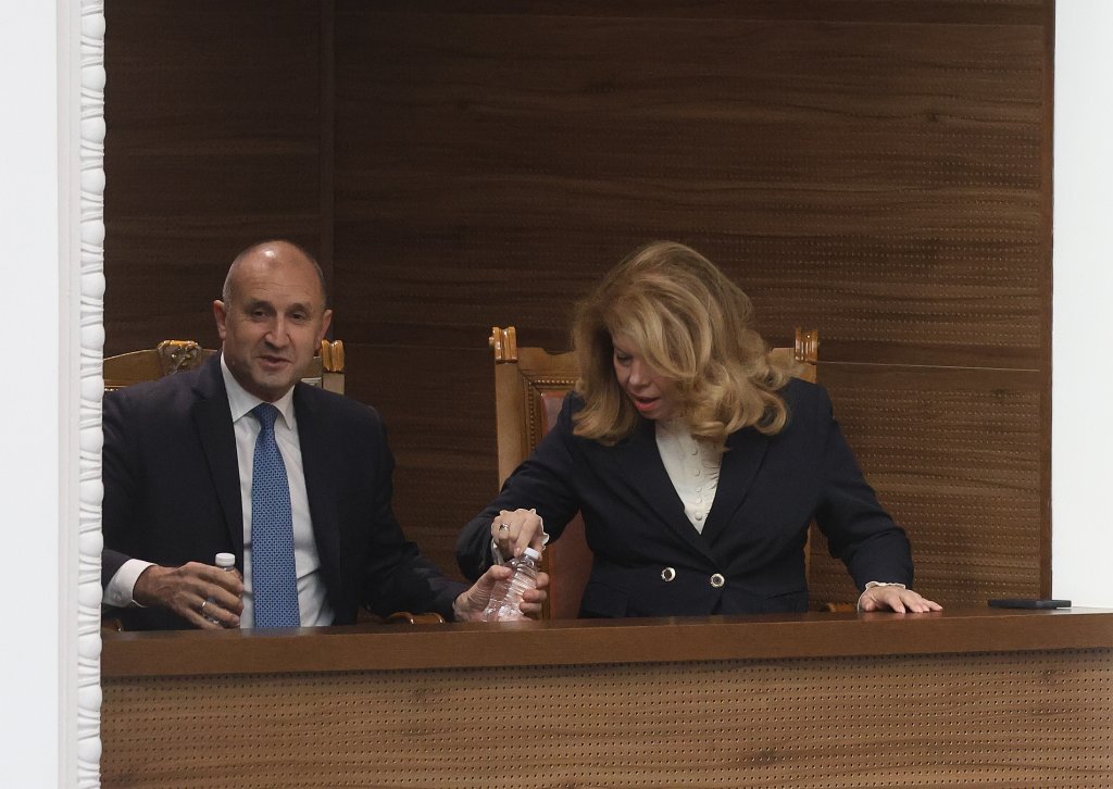 Президентът Румен Радев категорично се разграничи от кабинета "Главчев", като посочи, че по Конституция сега той няма никаква отговорност за кадровия състав на служебното правителство.