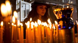 жена, църква, свещи