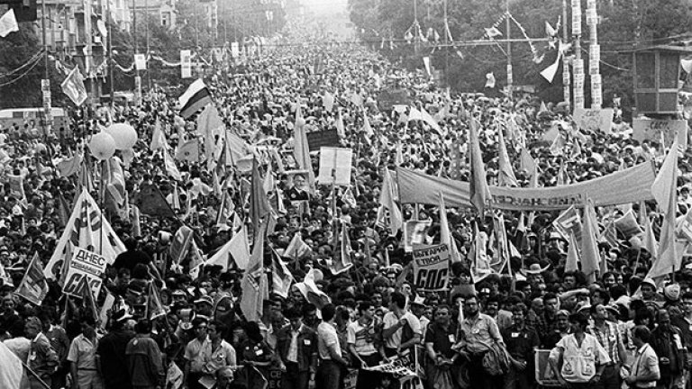 Да допуснем, че всички кандидат-президенти влизат в състезанието, за да спечелят, а дясното е престижно, прозападно, образовано, градско.
Проблемът е, че то би намерило подкрепа само сред доста тесен кръг избиратели, което автоматически обрича кандидата на т. нар. автентично дясно на отпадане в първия тур.