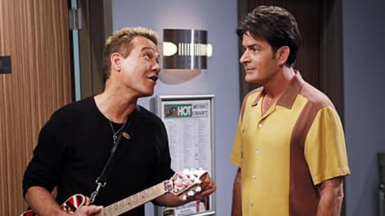 Еди Ван Хален

Знаменитият китарист се появява в първия епизод на седмия сезон, когато се разминава с чичо Чарли пред мъжката тоалетна в звукозаписното му студио.