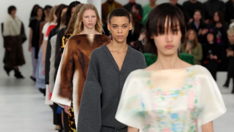 Последната колекция на френския дизайнер Loewe представи цветята в импресионистичния стил на Клод Моне.