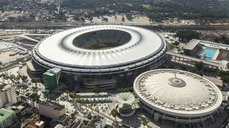 6. "Маракана", Рио де Жанейро
Някога, през далечната 1950-а, на него се събраха над 200 000 за финала на световното. Днес е за 70 000, като има доста различен вид от онази безкрайна чаша, която беше преди. "Маракана" е култ във футбола, тук играе Бразилия, няма как да е иначе. Фламенго и Флуминензе също по традиция домакинстват на стадиона, но използват и своите, по-малки арени. Дербито Фла-Флу обаче винаги е върху митичната трева на този стадион, върху който са творили легендите си Пеле, Гаринча и Зико.