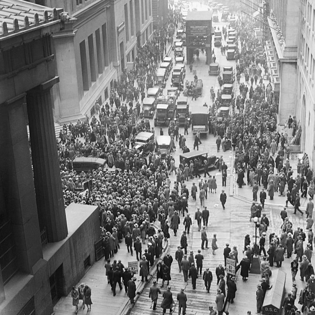 Crowd_outside_nyse