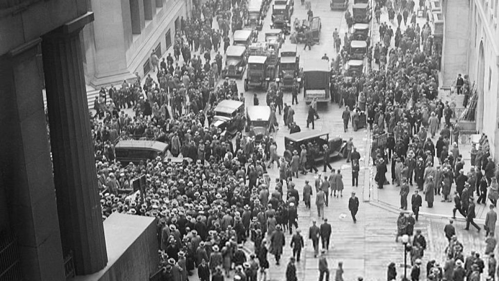 Crowd_outside_nyse