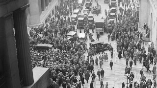 Crowd_outside_nyse