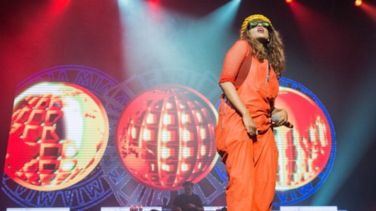 Политическите послания са дълбоко вкоренени в стила на M.I.A, а извън музиката тя е активист за мир по света