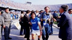 И до днес всяка поява на Марадона в Неапол кара целия град да излезе по улиците, за да приветства своя герой. А знаете ли за какво става въпрос при представянето му на "Сан Паоло" през 1984-а?
