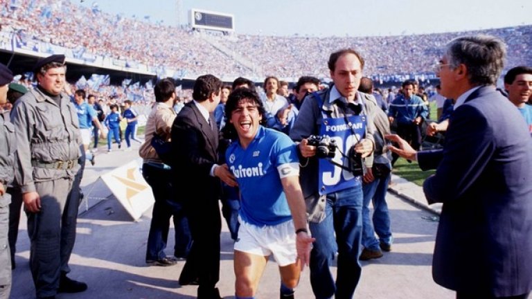 Диего Марадона, Наполи
Може би най-великият футболист за всички времена, Марадона дойде в Наполи през 1984 и промени завинаги италианския футбол. С него Наполи се превърна в заплаха №1 за грандовете от Северна Италия, които дотогава не бяха позволявали на клуб от Юга да вземе титлата. Преди Марадона Наполи имаше една купа на страната, с него клубът спечели два пъти титлата, Купата на УЕФА, Суперкупата на Италия и Купата на Италия.