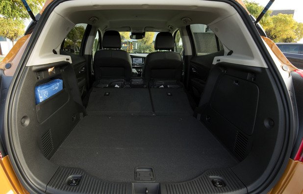 В багажника мини SUV-ът ще побере всичко необходимо за кратки, а и доста по-дълги пътувания