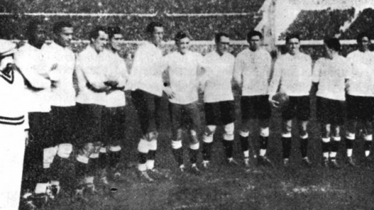 7. Уругвай, 1930
След победи над Перу и Румъния, домакините от Уругвай 
громят Югославия с 6:1 и стигат до финал срещу 
Аржентина. 80 000 са на трибуните, а от тях 20 000 са
аржентинци, пристигнали с кораби предния ден. 
"Гаучосите" повеждат с 2:1 преди почивката, но след това 
домакините се вдигат на щурм и обръщат до 4:2. Еуфорията 
е невероятна, а Уругвай става първият световен шампион в 
историята, и то пред родна публика.