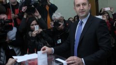 Радев към Борисов: Той е мъж, той е генерал, той да реши за оставката