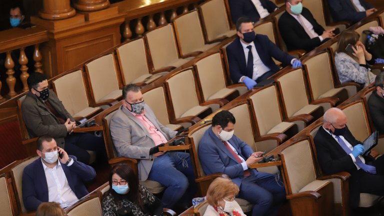 Здравният министър позволи на депутатите да не носят маска в пленарна зала
