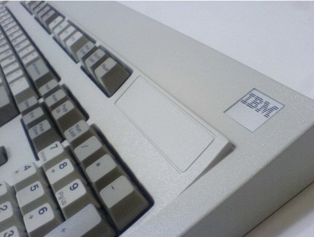 Класическата клавиатура
Модел М на IBM, излязла през 1985 година, тя е била предназначената за офис компютри и разполага с над 100 клавиша. Въпреки че разположението им е не е особено удобно, механизмът под клавишите я превръща в абсолютна класика. Под всяка копче има отделна пружина, която го връща обратно, съпровождайки движението с приятно щракване.