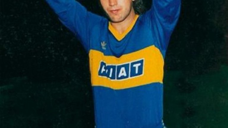 Снимка на младия Габриел Батистута с екипа на Бока Хуниорс.