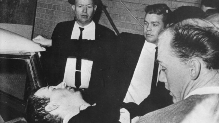 Убийството на Лий Харви Осуалд

Според заключенията на три държавни разследвания Лий Харви Осуалд е човекът, убил американския президент Джон Кенеди на 22 ноември 1963 г. 

Осуалд е застрелян само два дни след атентата. Някои анализатори на официалните отчети твърдят, че той въобще не е бил замесен и че е обвиняван несправедливо, но липсват други главни заподозрени лица.

Осуалд е служил в морската пехота, където е обучен за снайперист. Емигрира в СССР, работи в завод за телевизори в Минск. След завръщането си в САЩ е хвалел режима на Кастро. В документален филм на германски режисьор, създаден през 2005 г., се твърди, че Осуалд е участвал в заговор за убийството на Кенеди, организиран от кубинските тайни служби.