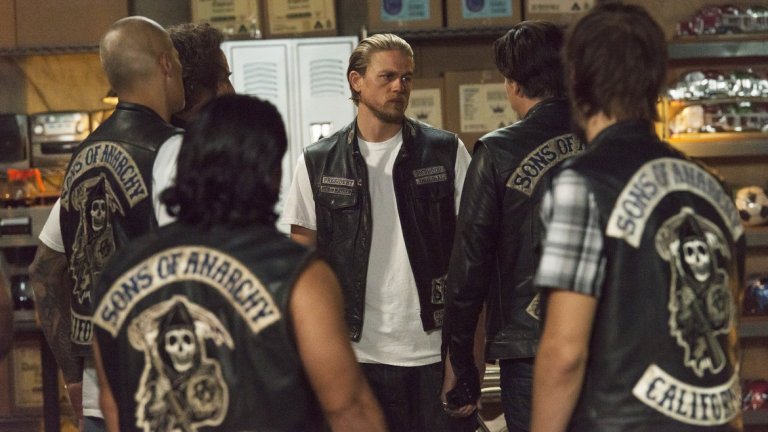 Sons of Anarchy
Когато говорим обаче за сериали за мъже извън закона, в които насилието удря тавана, Sons of Anarchy излиза на преден план. Основната история тук е за рокерски клуб, който се занимава с търговия с оръжие, враждува с други банди и се изправя срещу мощни криминални организации. Съответно можете да очаквате наистина много груби, кървави и откровено брутални моменти на убийства и осакатявания.