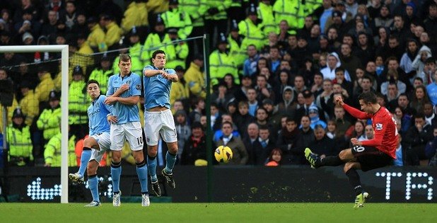 Последната снимка е от драматичното дерби през декември 2012 г., когато след фаул изпълнен от Робин ван Перси и рикошет, осигури безценно 3:2 за Юнайтед, който поведе с 5 точки в битката за шампионската титла.