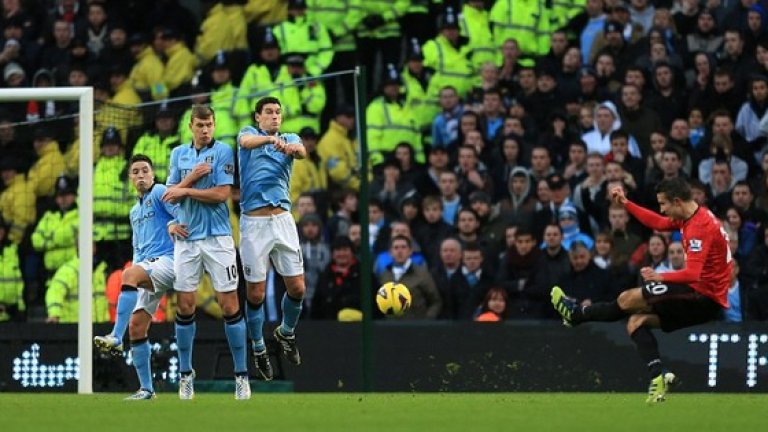 Последната снимка е от драматичното дерби през декември 2012 г., когато след фаул изпълнен от Робин ван Перси и рикошет, осигури безценно 3:2 за Юнайтед, който поведе с 5 точки в битката за шампионската титла.