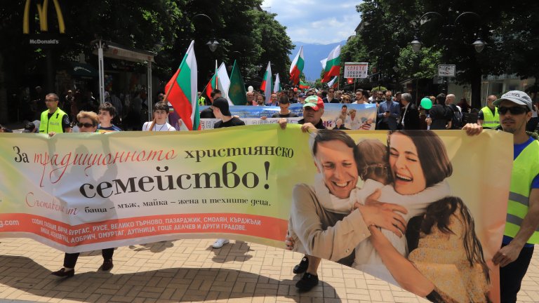 Оттам още заявяват, че семейството все по-често е дискриминирано и това е видно от "антисемейните закони", които се налагат.