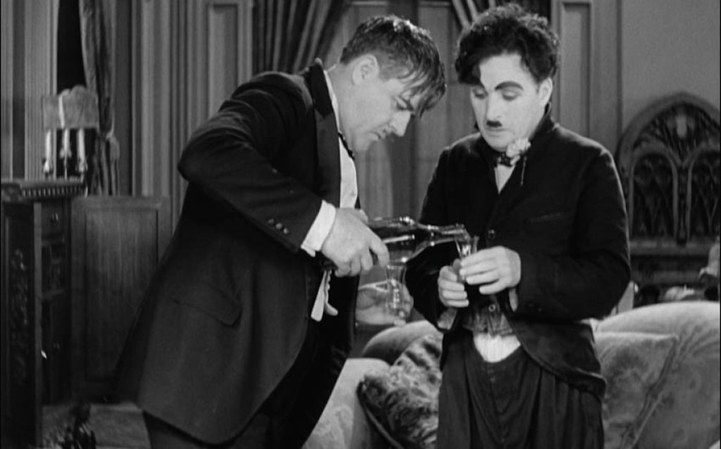 Чарли Чаплин в \"Светлините на града\" (City Lights, 1931)
Онзи пияница (колкото и тази дума дане подхожда на Чаплин), който прави  бъркотии, където и да отиде. 